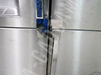 Door-in-Door Gardrop tipi Buzdolabı Kapı Maketi krom kaplı kapı çıtaları yakın plan görünüş.