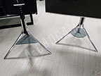 55" LED TV stand üçgen ayak yuvarlak ve üçgen cam raf önden görünüş yakın plan